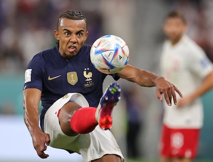 Jules Koundé, de Francia, se hace con el control de la pelota.