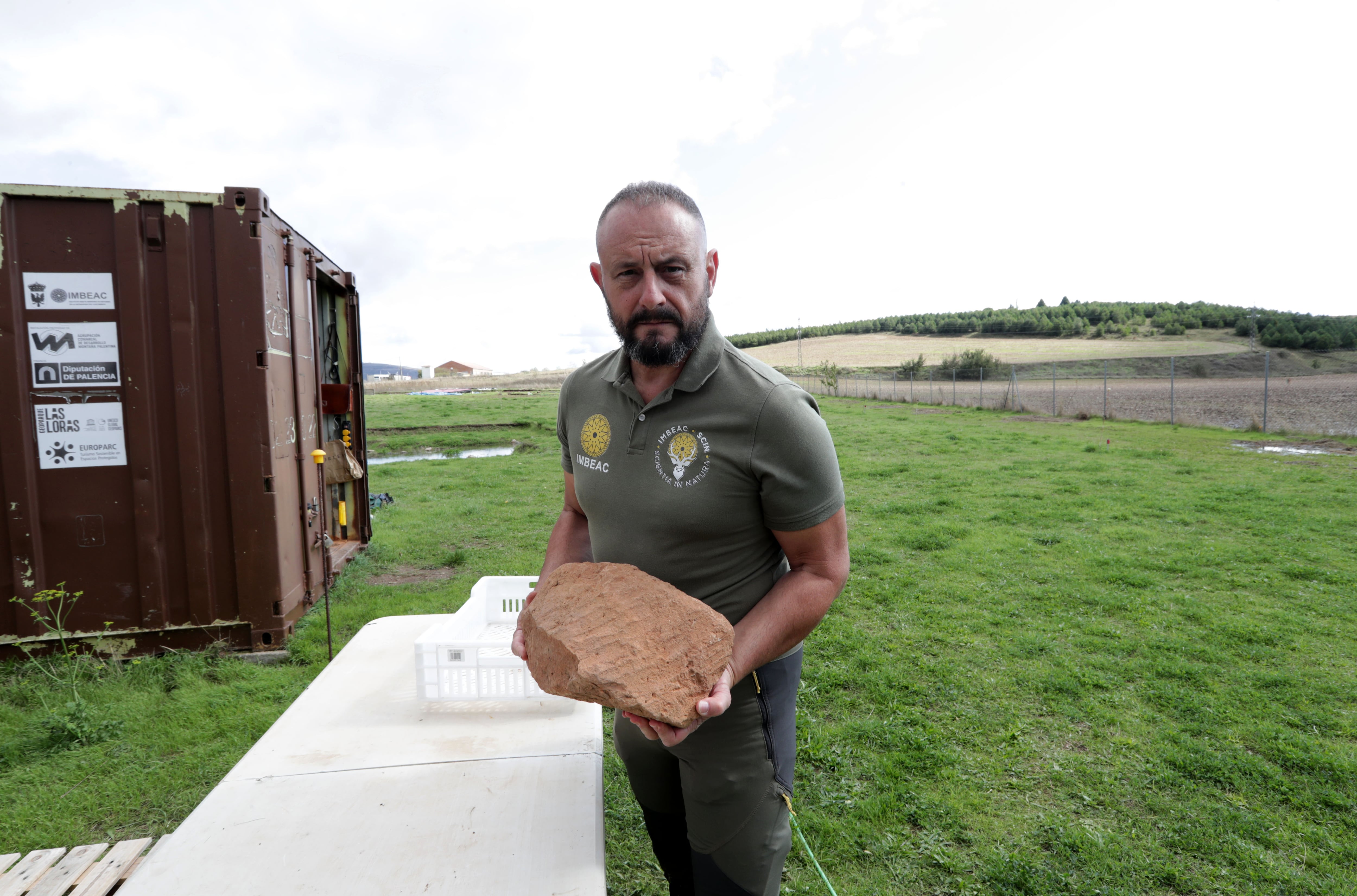 Jesús Torres, con un resto arqueológico en el yacimiento romano en Aguilar de Campoo.