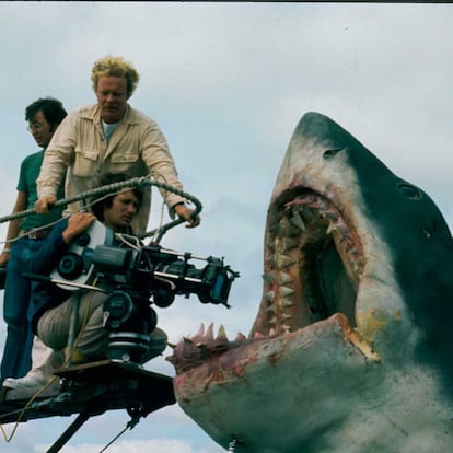 AME7193. MARTHA'S VINEYARD (ESTADOS UNIDOS), 19/06/2025.- Fotografía cedida por la Academia de Cine donde aparece el director Steven Spielberg (c-abajo), mientras captura un plano del tiburón mecánico 'Bruce', durante el rodaje de la película 'Tiburón', en la isla Martha's Vineyard, en Massachusetts (EE.UU). El desembarco de Spielberg para realizar el rodaje de 'Tiburón', cambió la isla para siempre y con ella, la taquilla internacional. El filme, estrenado el 20 de junio de 1975, hace justo medio siglo, instigó además un miedo colectivo a bañarse en el mar. EFE/ Academia de Cine /SOLO USO EDITORIAL/NO VENTAS/SOLO DISPONIBLE PARA ILUSTRAR LA NOTICIA QUE ACOMPAÑA (CRÉDITO OBLIGATORIO)