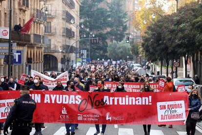 Protesta multitudinaria de hosteleros para reclamar ayudas al Gobierno, este jueves en Salamanca.