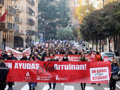 Protesta multitudinaria de hosteleros para reclamar ayudas al Gobierno, este jueves en Salamanca.