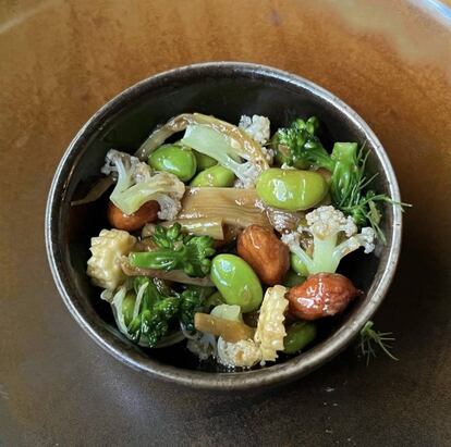 Cacahuetes, edamame y brocoli marinados a la soja. J.C. CAPEL