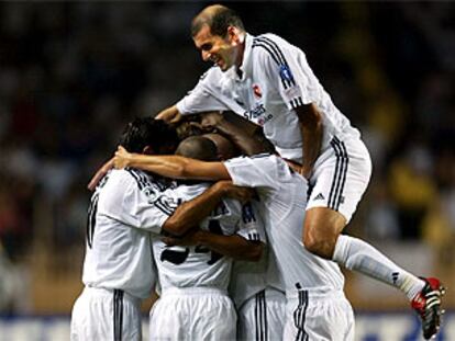 Zidane salta sobre el grupo de jugadores madridistas que abrazan a Roberto Carlos tras marcar el segundo gol.