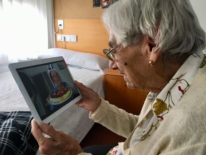 Mercè Besalú hace una videoconferencia con su nieta el día de su aniversario desde la residencia de ancianos donde vive de Salt. Fotografía cedida por Fundació Les Vetes al Arxiu Municipal de Salt dentro de la campaña #arxivemlacovid19 promovida por la AAC.