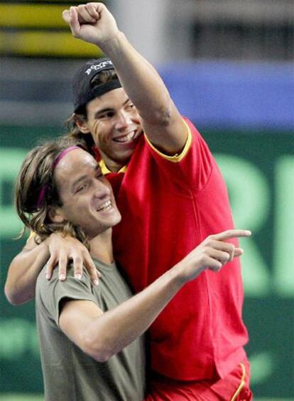 Rafa Nadal bromea con Feliciano López ayer en el entrenamiento.