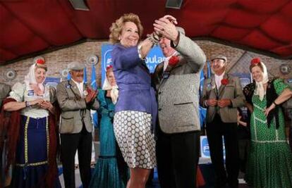 Esperanza Aguirre, durante su visita esta mañana al distrito de Puente de Vallecas.