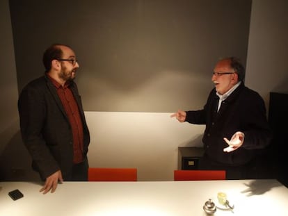 Borja Cobeaga (izquierda) y Luis Rodríguez Aizpeolea, el lunes por la tarde en Madrid.