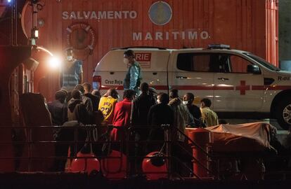 Rescate de una patera a unos 34 kilómetros al sur de Morro Jable, Fuerteventura, con 64 personas a bordo.