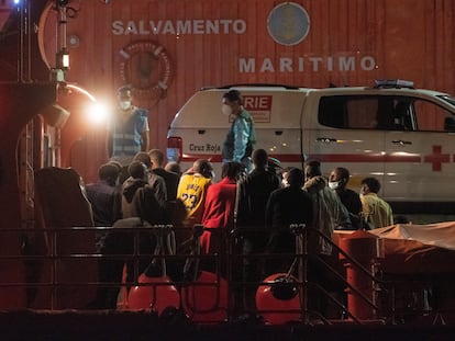 Rescate de una patera a unos 34 kilómetros al sur de Morro Jable, Fuerteventura, con 64 personas a bordo.