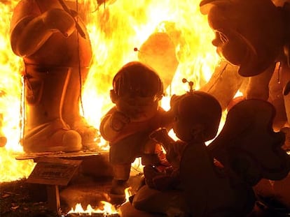 El fuego devora las Fallas de 2009