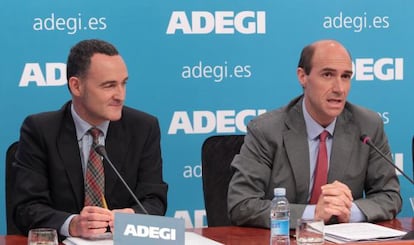 El presidente de Adegi, Eduardo Zubiaurre, (derecha) junto a su secretario general, José Miguel Ayerza.