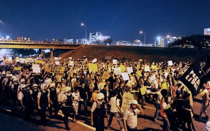 Students march during a protest calling for a public transport free pass in the Federal District, on June 19, 2013 in Brasilia.