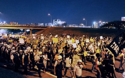 Students march during a protest calling for a public transport free pass in the Federal District, on June 19, 2013 in Brasilia. 