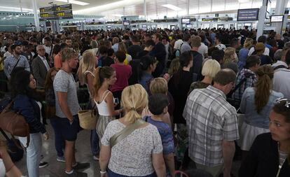 Las colas en los controles de seguridad han desbordado la terminal T1 del Aeropuerto de Barcelona-El Prat en distintas jornadas.