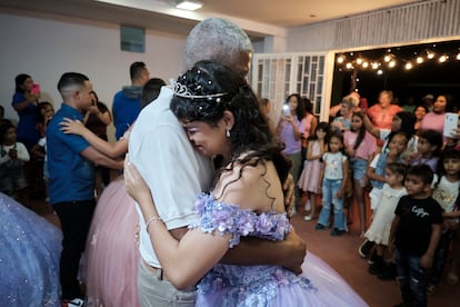 María Fernanda se emociona al bailar el vals con su padre.