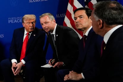 El presidente de Estados Unidos, Donald Trump (a la izquierda), conversa con el traductor. A la derecha, Marcos Rubio, secretario de Estado, y Steve Witkoff, enviado presidencial para grandes conflictos.