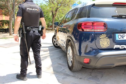 Un agente de la Policía Nacional en Valencia.