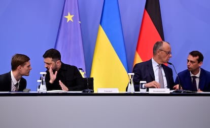 El Presidente de Ucrania, Volodimir Zelenski y el Canciller Merz hablan con sus asesores antes de la reunión telemática entre los líderes europeos y el Presidente estadounidense Donald Trump, este miércoles en Berlín.