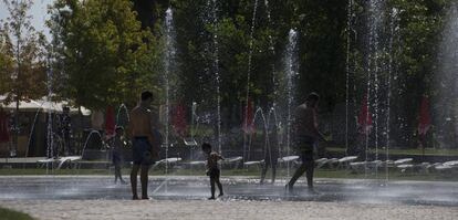 Una de las populares zonas de fuentes de Madrid R&iacute;o. 