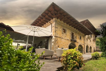 Fachada y terraza del hotel Palacio de Arce, en Cantabria.