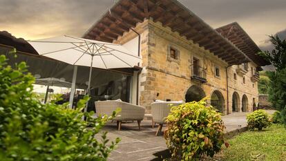 Fachada y terraza del hotel Palacio de Arce, en Cantabria. 