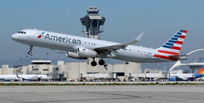 Un A321 de American Airlines en el aeropuerto de Los Angeles (EE UU).