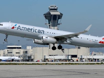 Un A321 de American Airlines en el aeropuerto de Los Angeles (EE UU).