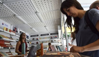 Una visitant fulleja llibres en la Setmana, dimecres passat.