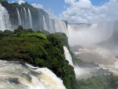 Este es el salto de agua más grande del mundo, que desde una altura de 80 metros suelta una mole hídrica de más de 1.500 metros cúbicos por segundo.