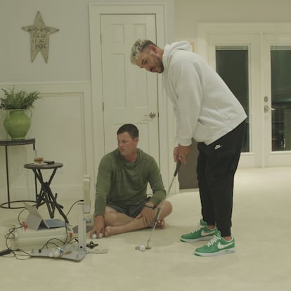 Brooks Koepka, entrenando en su casa en una imagen de 'Full Swing'. El acceso al ámbito privado de los jugadores es uno de los grandes valores del documental.