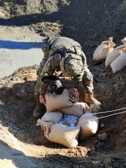 Un militar ucraniano, en el módulo de desminado humanitario en Hoyo de Manzanares (Madrid).