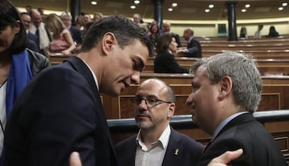Pedro Sánchez, junto a los diputados del PDeCAT Carles Campuzano y Jordi Xuclà.