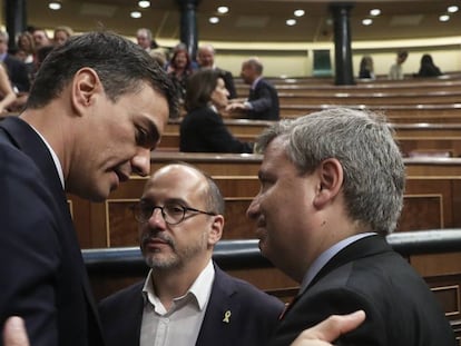 Pedro Sánchez, junto a los diputados del PDeCAT Carles Campuzano y Jordi Xuclà.