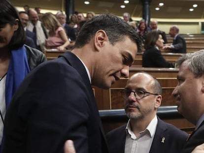 Pedro Sánchez, amb els diputats del PDeCAT Carles Campuzano i Jordi Xuclà.