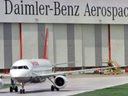 Un Airbus A319 en la planta aeroespacial de Daimler Benz Aerospace de Hamburgo, en Alemania.