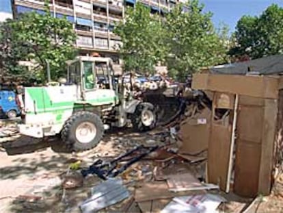 Una máquina excavadora trabaja para trasladar los restos del campamento de Sintel.