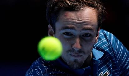 Medvedev observa la pelota durante el duelo con Nadal.