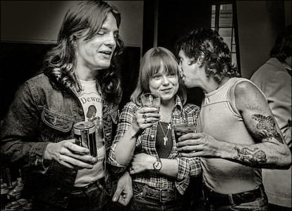 Malcolm Young (izquierda) y Bon Scott (derecha) integrantes del grupo AC/DC, después de una rueda de prensa en Londres en 1976.