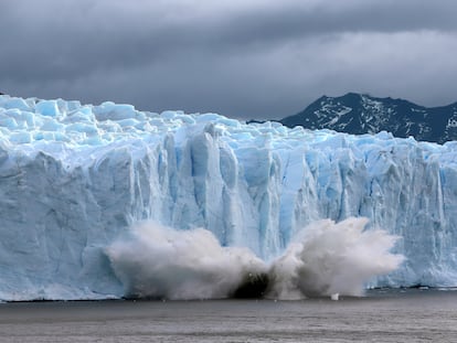 Global Warming And Patagonia's Receding Glaciers PERITO MORENO, ARGENTINA - APRIL 5: A piece of the Perito Moreno glacier, part of the Southern Patagonian Ice Field, breaks off and crashes into lake Argentina in the Los Glaciares National Park on April 5, 2019 in Santa Cruz province, Argentina. The ice fields are the largest expanse of ice in the Southern Hemisphere outside of Antarctica but according to NASA, are melting away at some of the highest rates on the planet as a result of Global Warming. (Photo by David Silverman/Getty Images)
