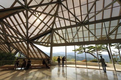 El Museo Miho en Kyoto, Japón. El edificio está integrado en un paisaje montañoso y boscoso. Tres cuartas partes de la construcción se situan bajo tierra, talladas en una cumbre rocosa.