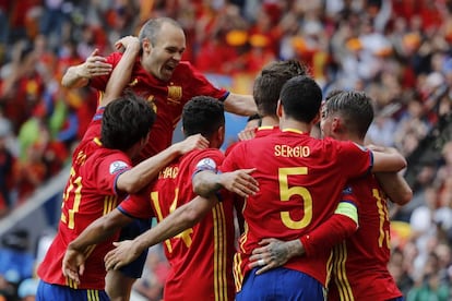 Los jugadores españoles celebran el gol de Piqué.