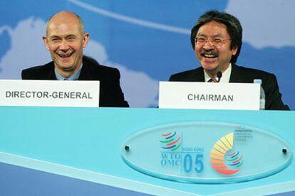 El director general de la OMC Pascal Lamy (izquierda) y el ministro de Comercio de Hong Kong, John Tsang.