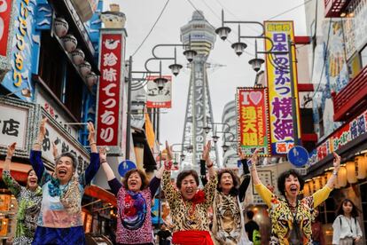 Ancianas japonesas bailan y cantan hip-hop para dar la bienvenida a los líderes del G-20 en Osaka, Japón.