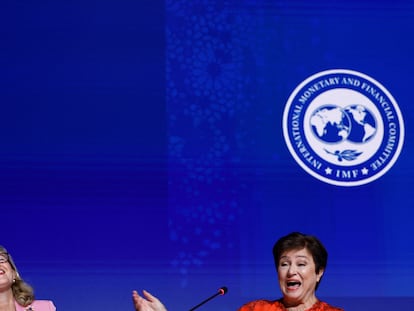 La directora gerente del FMI, Kristalina Georgieva (derecha), y la presidenta del IMFC y vicepresidenta española Nadia Calviño, este sábado en Marraquech.