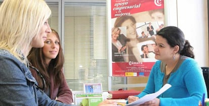 Dos mujeres en una oficina de la Cámara de Comercio.