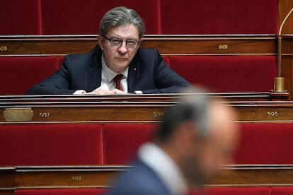 El líder de Francia Insumisa, Jean-Luc Mélenchon, escucha al primer ministro, Édouard Philippe, durante su presentación del plan de desescalada la semana pasada