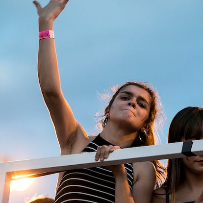 Y en julio salió a celebrar el Día del Orgullo Gay junto a sus amigos de Operación Triunfo. Se subió a una carroza y bailó como si no hubiera mañana con los brazos en alto.
Por supuesto, había pelos en sus axilas. Por supuesto, su vello fue viral una vez más.