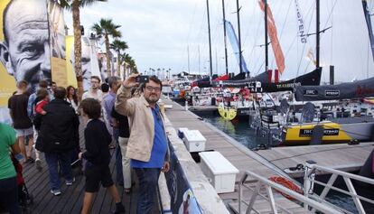 Un visitante del Race Village de la Volvo Ocean Race hace un 'selfie' frente a los barcos de la regata