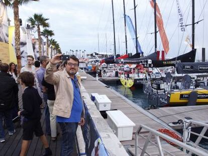 Un visitante del Race Village de la Volvo Ocean Race hace un &#039;selfie&#039; frente a los barcos de la regata