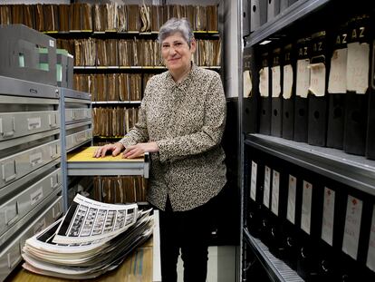 Anabel Serrano, responsable del archivo fotográfico de EL PAÍS, en una de las secciones del archivo.